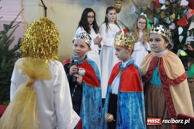 Zdjęcie w galerii na portalu naszraciborz.pl: Przy betlejemskim żł&oacute;bku, czyli jasełka w Wojnowicach wiadomości z regionu