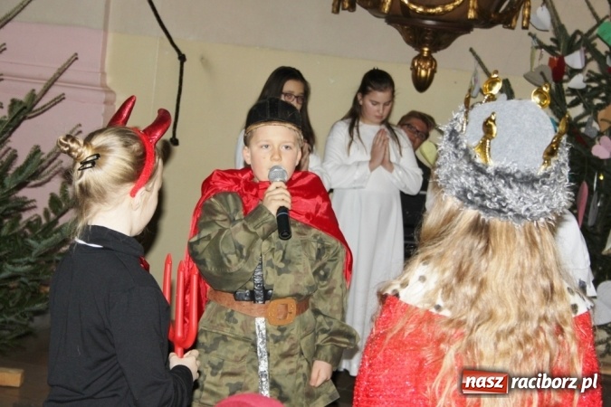 Zdjęcie w galerii na portalu naszraciborz.pl: Przy betlejemskim żł&oacute;bku, czyli jasełka w Wojnowicach wiadomości z regionu