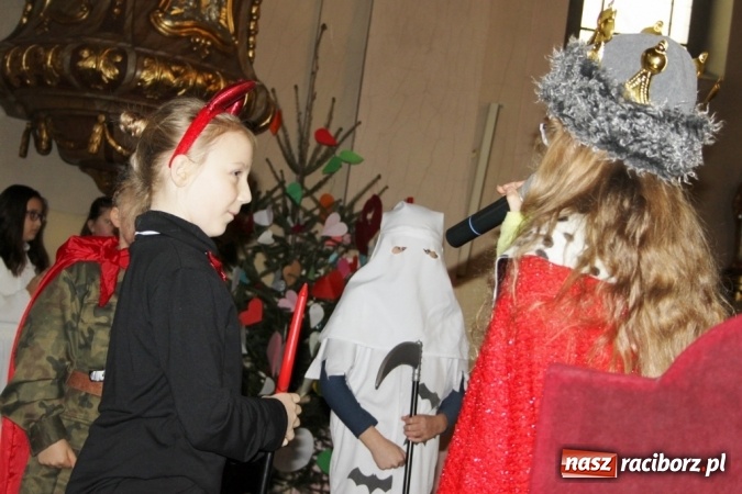 Zdjęcie w galerii na portalu naszraciborz.pl: Przy betlejemskim żł&oacute;bku, czyli jasełka w Wojnowicach wiadomości z regionu