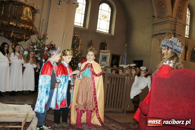 Zdjęcie w galerii na portalu naszraciborz.pl: Przy betlejemskim żł&oacute;bku, czyli jasełka w Wojnowicach wiadomości z regionu