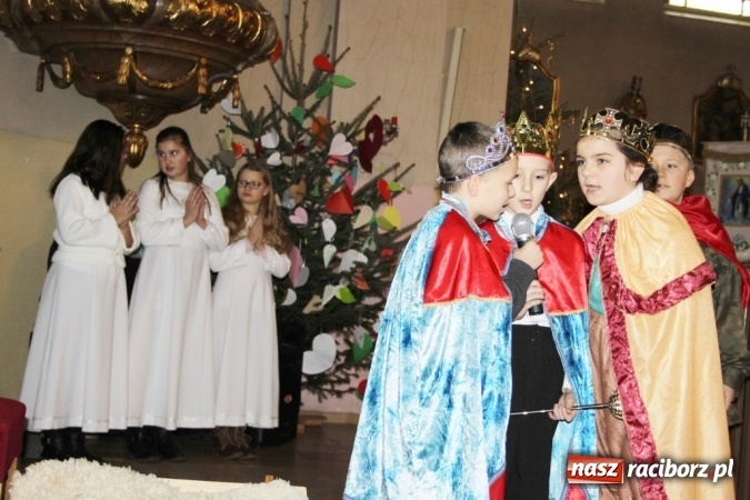 Zdjęcie w galerii na portalu naszraciborz.pl: Przy betlejemskim żł&oacute;bku, czyli jasełka w Wojnowicach wiadomości z regionu