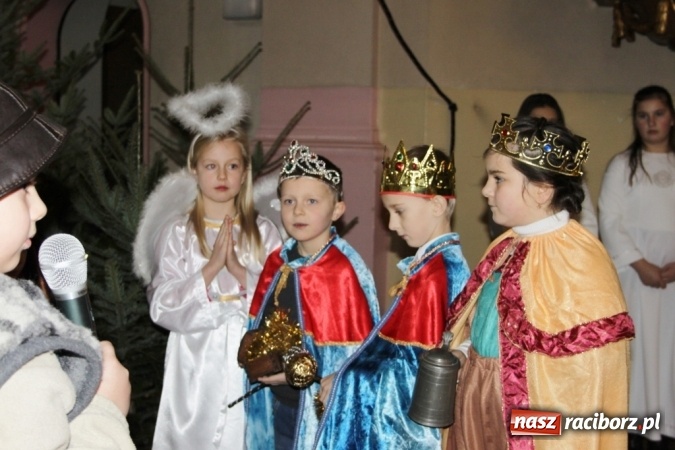 Zdjęcie w galerii na portalu naszraciborz.pl: Przy betlejemskim żł&oacute;bku, czyli jasełka w Wojnowicach wiadomości z regionu