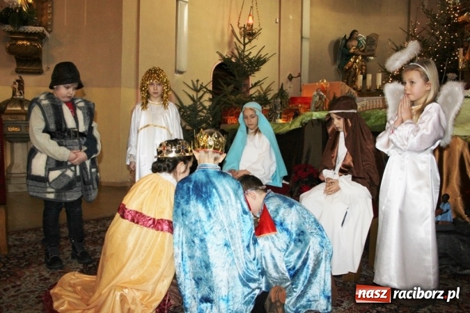 Zdjęcie w galerii na portalu naszraciborz.pl: Przy betlejemskim żł&oacute;bku, czyli jasełka w Wojnowicach wiadomości z regionu