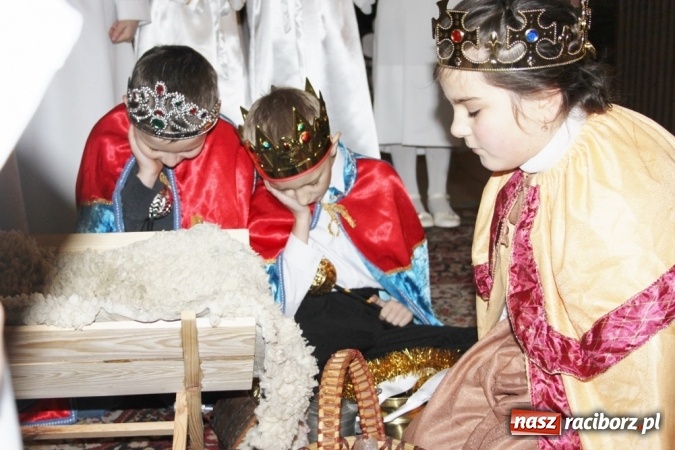 Zdjęcie w galerii na portalu naszraciborz.pl: Przy betlejemskim żł&oacute;bku, czyli jasełka w Wojnowicach wiadomości z regionu