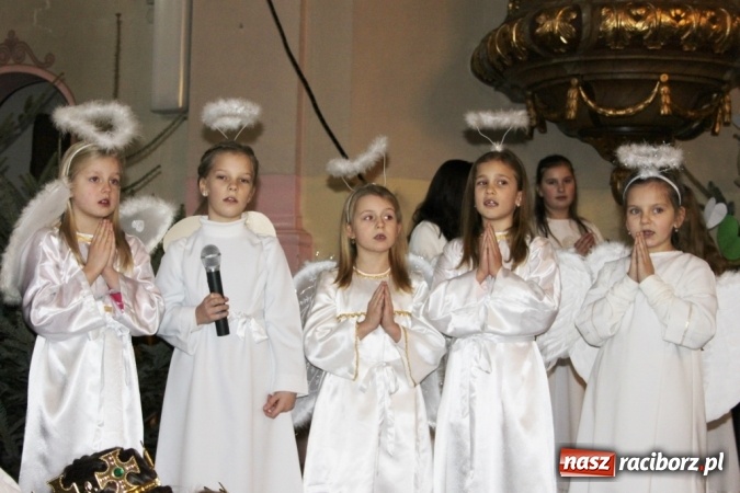 Zdjęcie w galerii na portalu naszraciborz.pl: Przy betlejemskim żł&oacute;bku, czyli jasełka w Wojnowicach wiadomości z regionu