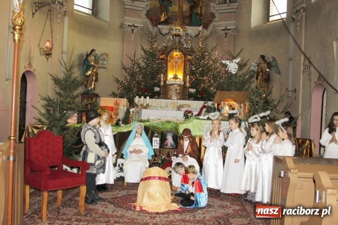 Zdjęcie w galerii na portalu naszraciborz.pl: Przy betlejemskim żł&oacute;bku, czyli jasełka w Wojnowicach wiadomości z regionu