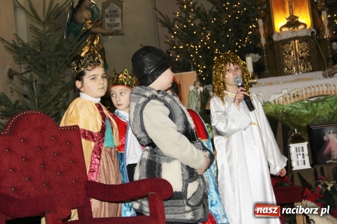 Zdjęcie w galerii na portalu naszraciborz.pl: Przy betlejemskim żł&oacute;bku, czyli jasełka w Wojnowicach wiadomości z regionu