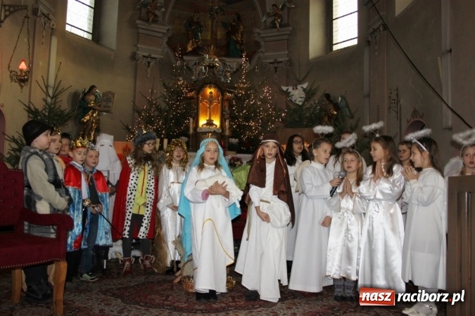 Zdjęcie w galerii na portalu naszraciborz.pl: Przy betlejemskim żł&oacute;bku, czyli jasełka w Wojnowicach wiadomości z regionu