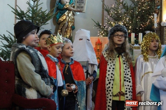Zdjęcie w galerii na portalu naszraciborz.pl: Przy betlejemskim żł&oacute;bku, czyli jasełka w Wojnowicach wiadomości z regionu