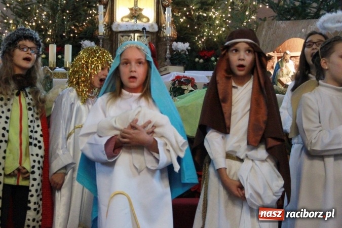 Zdjęcie w galerii na portalu naszraciborz.pl: Przy betlejemskim żł&oacute;bku, czyli jasełka w Wojnowicach wiadomości z regionu