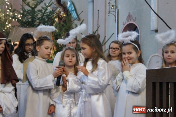 Zdjęcie w galerii na portalu naszraciborz.pl: Przy betlejemskim żł&oacute;bku, czyli jasełka w Wojnowicach wiadomości z regionu
