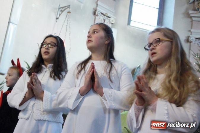 Zdjęcie w galerii na portalu naszraciborz.pl: Przy betlejemskim żł&oacute;bku, czyli jasełka w Wojnowicach wiadomości z regionu