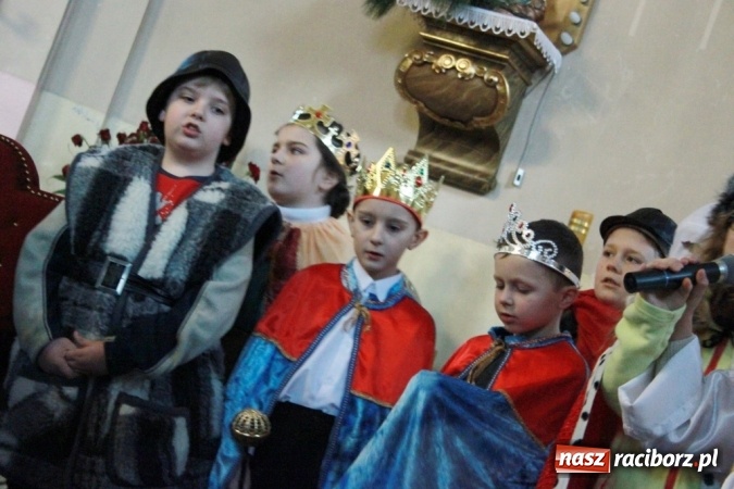 Zdjęcie w galerii na portalu naszraciborz.pl: Przy betlejemskim żł&oacute;bku, czyli jasełka w Wojnowicach wiadomości z regionu
