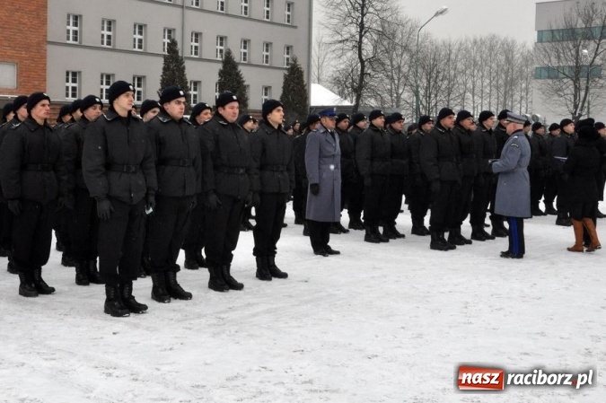Zdjęcie w galerii na portalu naszraciborz.pl: Ślubowanie nowych śląskich policjantów - czterech z nich ma trafić do raciborskiej komendy  wiadomości z regionu