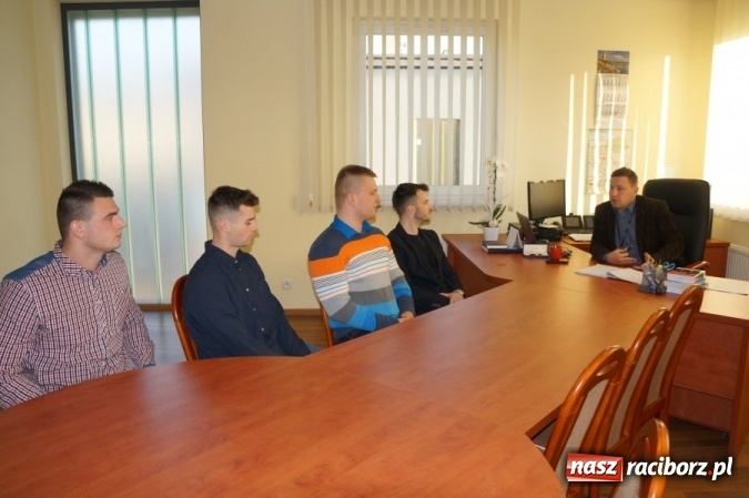 Zdjęcie w galerii na portalu naszraciborz.pl: Ślubowanie nowych śląskich policjantów - czterech z nich ma trafić do raciborskiej komendy  wiadomości z regionu