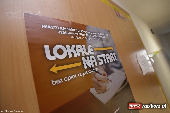 Zdjęcie w galerii na portalu naszraciborz.pl: Cztery lokale na start oficjalnie przekazane młodym przedsiębiorcom wiadomości z regionu