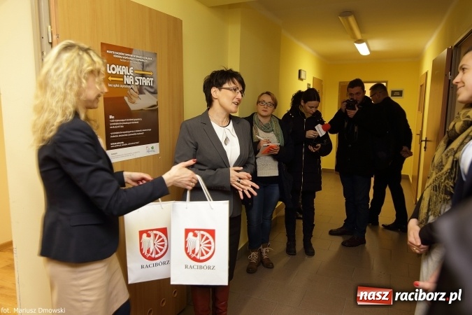 Zdjęcie w galerii na portalu naszraciborz.pl: Cztery lokale na start oficjalnie przekazane młodym przedsiębiorcom wiadomości z regionu
