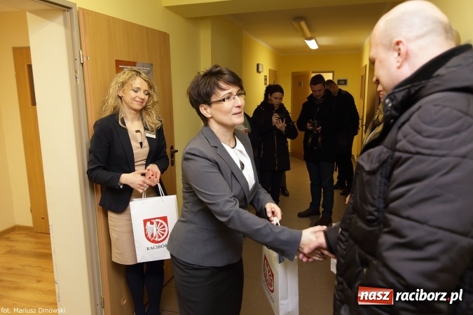 Zdjęcie w galerii na portalu naszraciborz.pl: Cztery lokale na start oficjalnie przekazane młodym przedsiębiorcom wiadomości z regionu