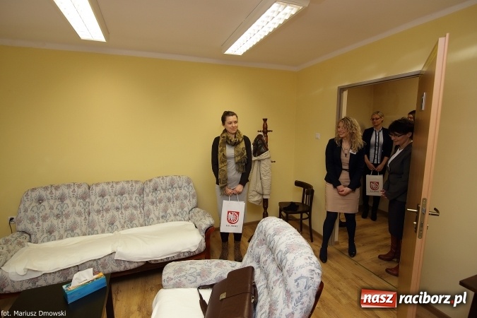 Zdjęcie w galerii na portalu naszraciborz.pl: Cztery lokale na start oficjalnie przekazane młodym przedsiębiorcom wiadomości z regionu