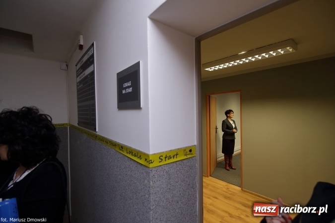 Zdjęcie w galerii na portalu naszraciborz.pl: Cztery lokale na start oficjalnie przekazane młodym przedsiębiorcom wiadomości z regionu