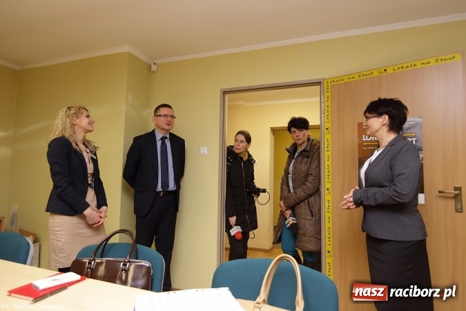 Zdjęcie w galerii na portalu naszraciborz.pl: Cztery lokale na start oficjalnie przekazane młodym przedsiębiorcom wiadomości z regionu