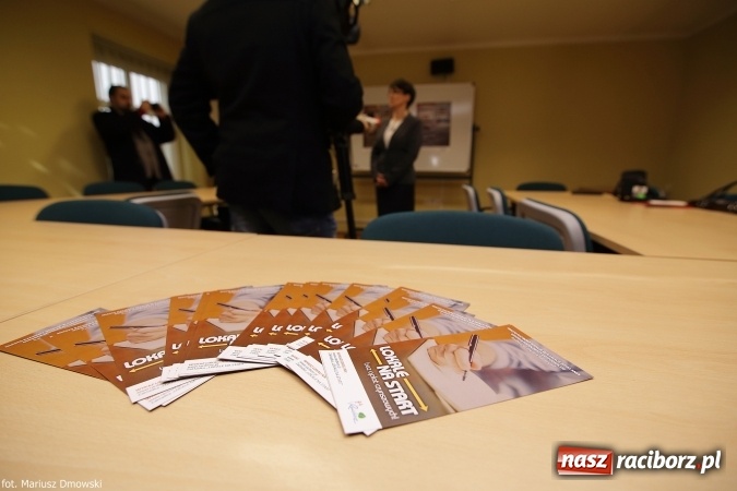 Zdjęcie w galerii na portalu naszraciborz.pl: Cztery lokale na start oficjalnie przekazane młodym przedsiębiorcom wiadomości z regionu