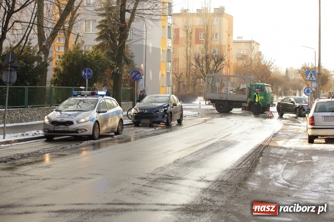 Zdjęcie w galerii na portalu naszraciborz.pl: Kolizja opla i peugeota na rondzie przy Wileńskiej  wiadomości z regionu