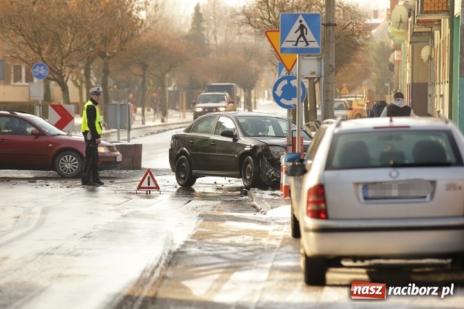Zdjęcie w galerii na portalu naszraciborz.pl: Kolizja opla i peugeota na rondzie przy Wileńskiej  wiadomości z regionu