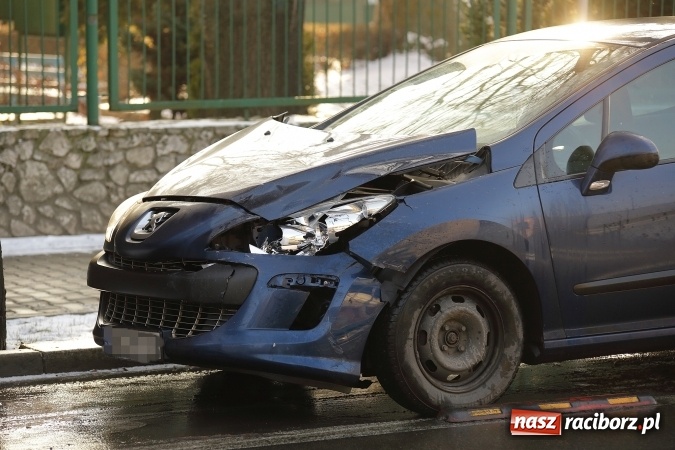 Zdjęcie w galerii na portalu naszraciborz.pl: Kolizja opla i peugeota na rondzie przy Wileńskiej  wiadomości z regionu
