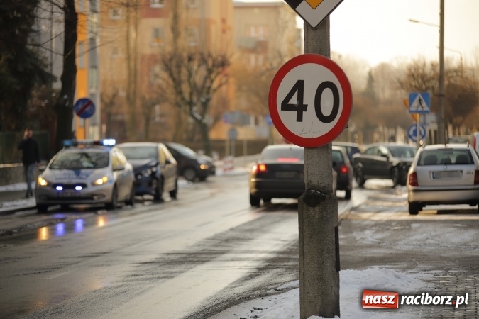 Zdjęcie w galerii na portalu naszraciborz.pl: Kolizja opla i peugeota na rondzie przy Wileńskiej  wiadomości z regionu