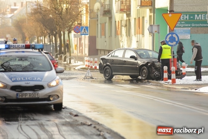 Zdjęcie w galerii na portalu naszraciborz.pl: Kolizja opla i peugeota na rondzie przy Wileńskiej  wiadomości z regionu