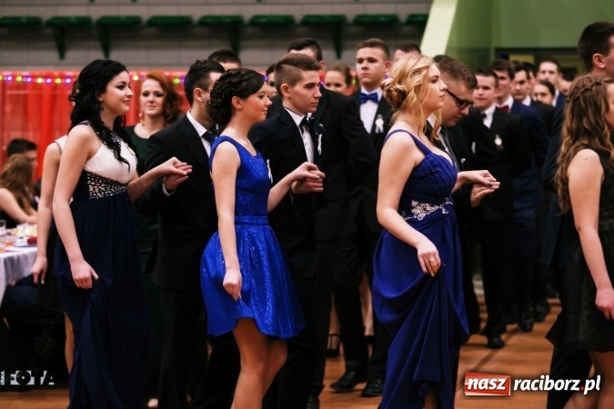 Zdjęcie w galerii na portalu naszraciborz.pl: Sezon studni&oacute;wek rozpoczęty - I LO im. Kasprowicza wybrało Arenę Rafako FOTO I WIDEO wiadomości z regionu