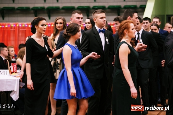 Zdjęcie w galerii na portalu naszraciborz.pl: Sezon studni&oacute;wek rozpoczęty - I LO im. Kasprowicza wybrało Arenę Rafako FOTO I WIDEO wiadomości z regionu