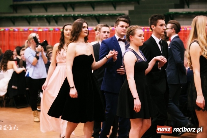 Zdjęcie w galerii na portalu naszraciborz.pl: Sezon studni&oacute;wek rozpoczęty - I LO im. Kasprowicza wybrało Arenę Rafako FOTO I WIDEO wiadomości z regionu