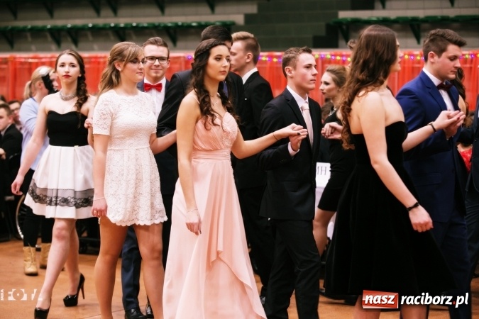 Zdjęcie w galerii na portalu naszraciborz.pl: Sezon studni&oacute;wek rozpoczęty - I LO im. Kasprowicza wybrało Arenę Rafako FOTO I WIDEO wiadomości z regionu