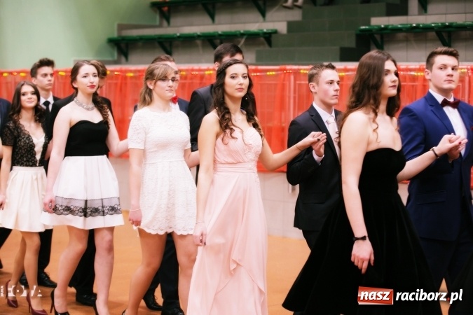 Zdjęcie w galerii na portalu naszraciborz.pl: Sezon studni&oacute;wek rozpoczęty - I LO im. Kasprowicza wybrało Arenę Rafako FOTO I WIDEO wiadomości z regionu