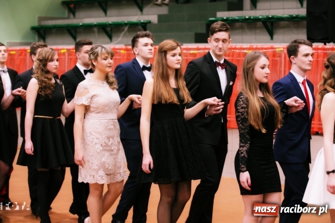 Zdjęcie w galerii na portalu naszraciborz.pl: Sezon studni&oacute;wek rozpoczęty - I LO im. Kasprowicza wybrało Arenę Rafako FOTO I WIDEO wiadomości z regionu