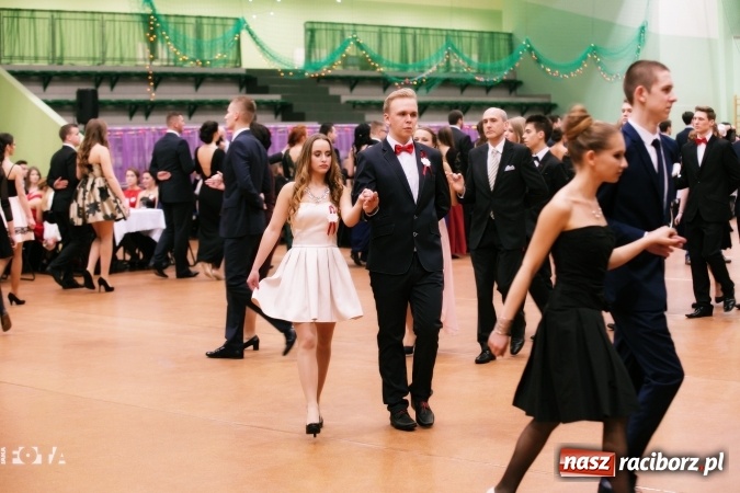 Zdjęcie w galerii na portalu naszraciborz.pl: Sezon studni&oacute;wek rozpoczęty - I LO im. Kasprowicza wybrało Arenę Rafako FOTO I WIDEO wiadomości z regionu