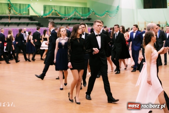 Zdjęcie w galerii na portalu naszraciborz.pl: Sezon studni&oacute;wek rozpoczęty - I LO im. Kasprowicza wybrało Arenę Rafako FOTO I WIDEO wiadomości z regionu