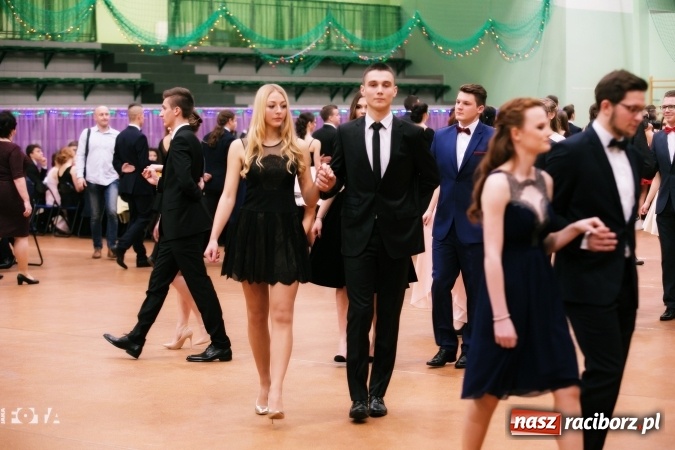 Zdjęcie w galerii na portalu naszraciborz.pl: Sezon studni&oacute;wek rozpoczęty - I LO im. Kasprowicza wybrało Arenę Rafako FOTO I WIDEO wiadomości z regionu