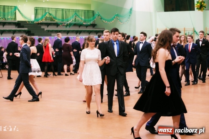 Zdjęcie w galerii na portalu naszraciborz.pl: Sezon studni&oacute;wek rozpoczęty - I LO im. Kasprowicza wybrało Arenę Rafako FOTO I WIDEO wiadomości z regionu