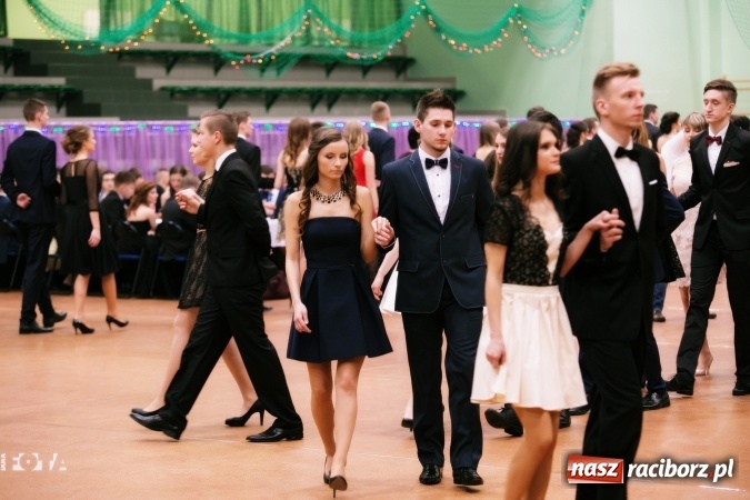 Zdjęcie w galerii na portalu naszraciborz.pl: Sezon studni&oacute;wek rozpoczęty - I LO im. Kasprowicza wybrało Arenę Rafako FOTO I WIDEO wiadomości z regionu