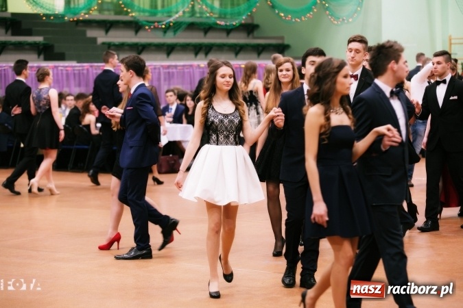 Zdjęcie w galerii na portalu naszraciborz.pl: Sezon studni&oacute;wek rozpoczęty - I LO im. Kasprowicza wybrało Arenę Rafako FOTO I WIDEO wiadomości z regionu