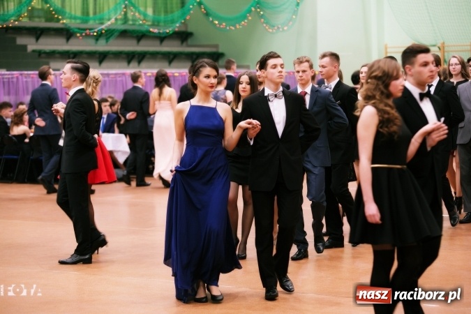 Zdjęcie w galerii na portalu naszraciborz.pl: Sezon studni&oacute;wek rozpoczęty - I LO im. Kasprowicza wybrało Arenę Rafako FOTO I WIDEO wiadomości z regionu