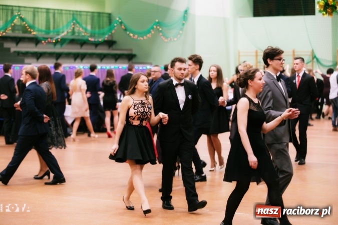 Zdjęcie w galerii na portalu naszraciborz.pl: Sezon studni&oacute;wek rozpoczęty - I LO im. Kasprowicza wybrało Arenę Rafako FOTO I WIDEO wiadomości z regionu