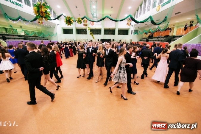 Zdjęcie w galerii na portalu naszraciborz.pl: Sezon studni&oacute;wek rozpoczęty - I LO im. Kasprowicza wybrało Arenę Rafako FOTO I WIDEO wiadomości z regionu