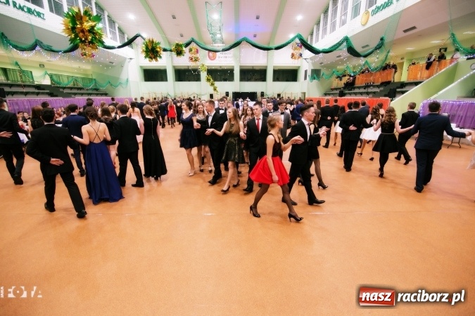 Zdjęcie w galerii na portalu naszraciborz.pl: Sezon studni&oacute;wek rozpoczęty - I LO im. Kasprowicza wybrało Arenę Rafako FOTO I WIDEO wiadomości z regionu