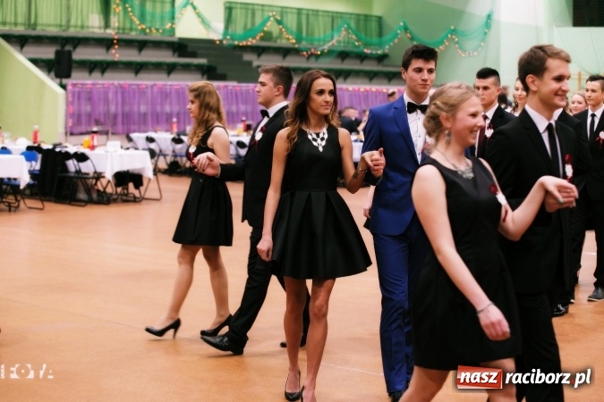 Zdjęcie w galerii na portalu naszraciborz.pl: Sezon studni&oacute;wek rozpoczęty - I LO im. Kasprowicza wybrało Arenę Rafako FOTO I WIDEO wiadomości z regionu