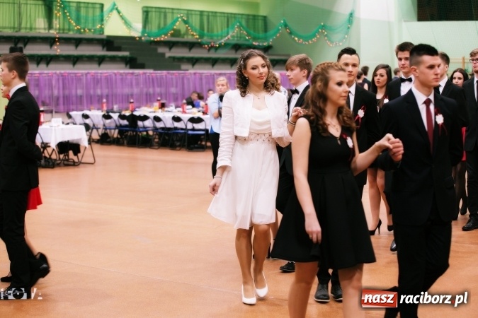 Zdjęcie w galerii na portalu naszraciborz.pl: Sezon studni&oacute;wek rozpoczęty - I LO im. Kasprowicza wybrało Arenę Rafako FOTO I WIDEO wiadomości z regionu