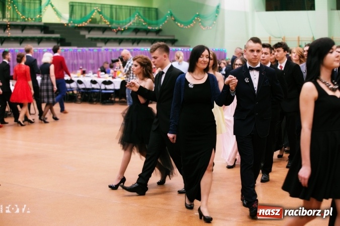 Zdjęcie w galerii na portalu naszraciborz.pl: Sezon studni&oacute;wek rozpoczęty - I LO im. Kasprowicza wybrało Arenę Rafako FOTO I WIDEO wiadomości z regionu